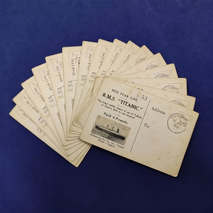 Cardiau Post Hen Glw, Negeseuon Cudd a Chofroddion